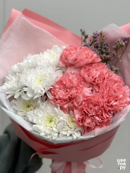 Букет нежный из хризантемы и диантусов в розовой упаковке 1019