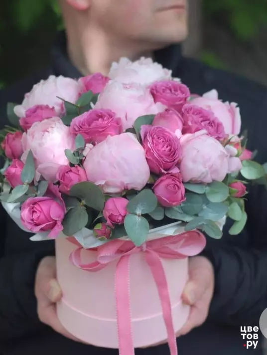 Коробка с пионами и кустовыми розами