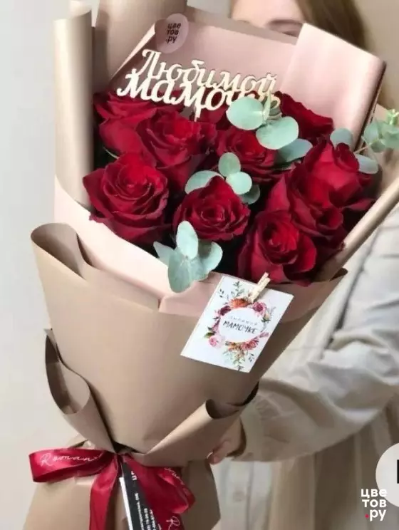Букет 11 красных роз с эвкалиптом 