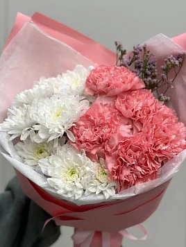 Букет нежный из хризантемы и диантусов в розовой упаковке 1019